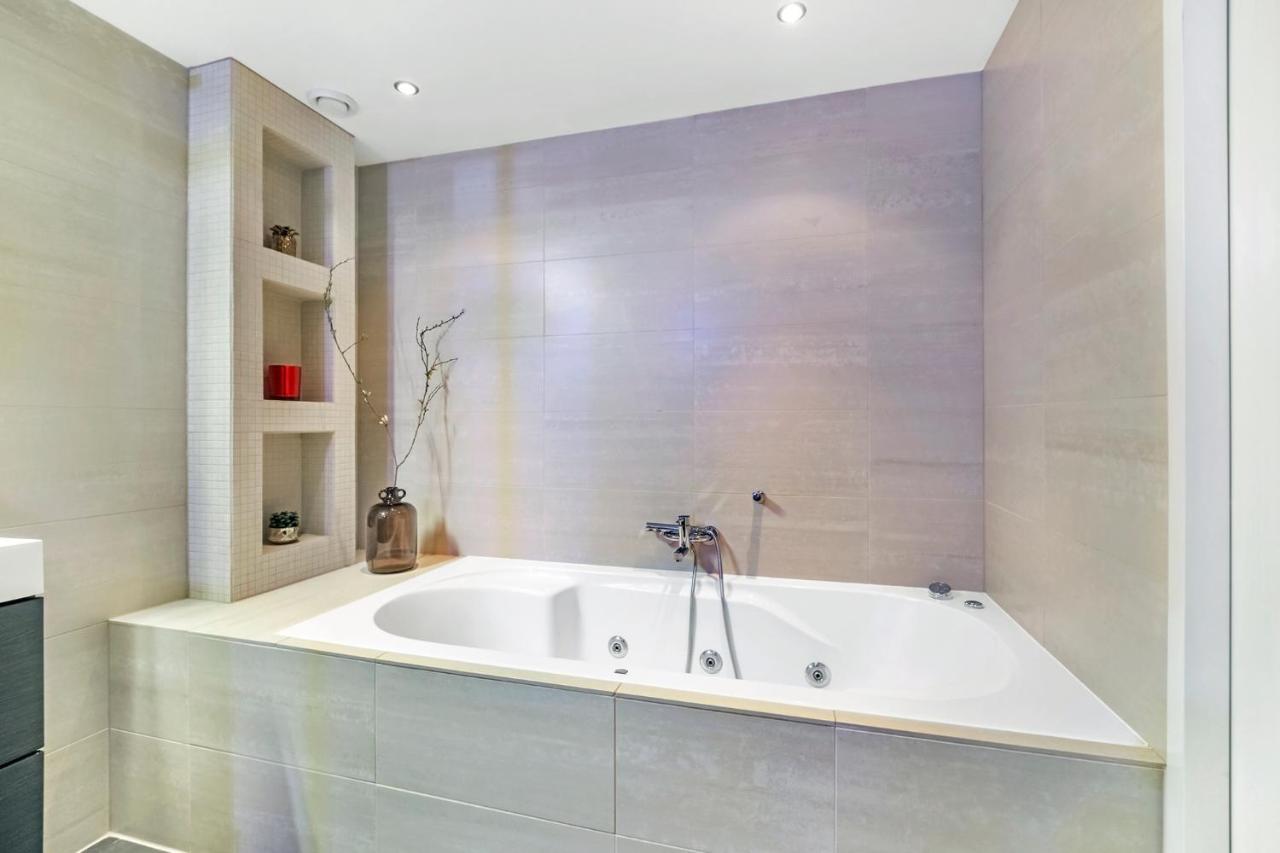 170M2 Appartment With Jacuzzi & Steam Bath In Center Of Amsterdam Bagian luar foto